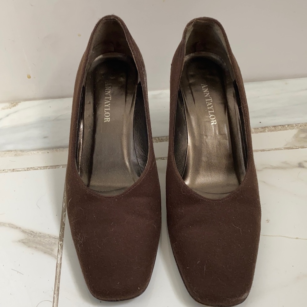 ann taylor suede heels sz.7